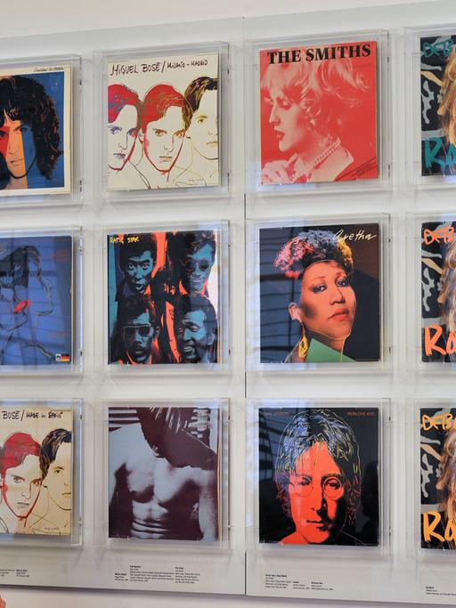 Vom Pop-Art Künstler Andy Warhol gestaltete Plattencover betrachtet eine junge Frau am Dienstag (17.01.2012) im Leipziger Grassi-Museum für Angewandte Kunst.