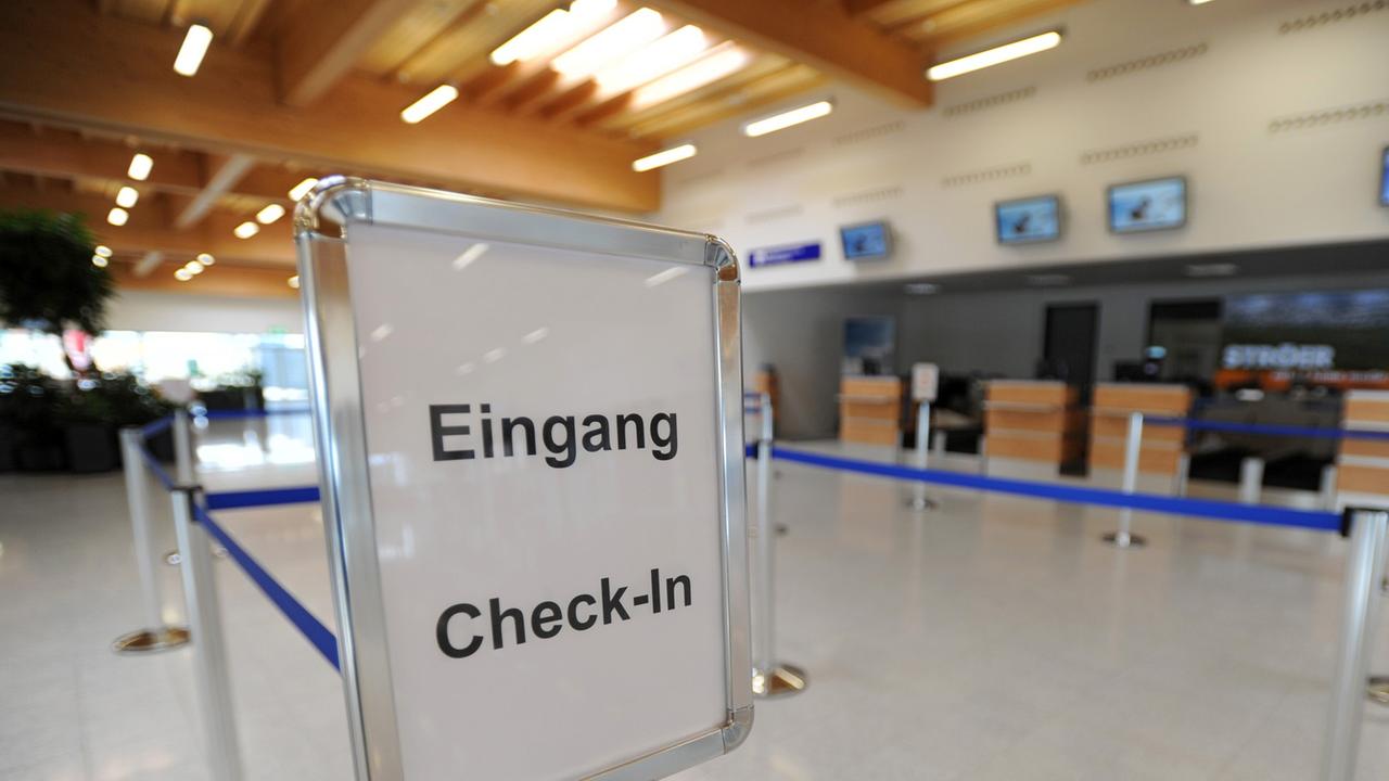 Nichts los hier: Check-In-Bereich im Flughafen Kassel-Calden 