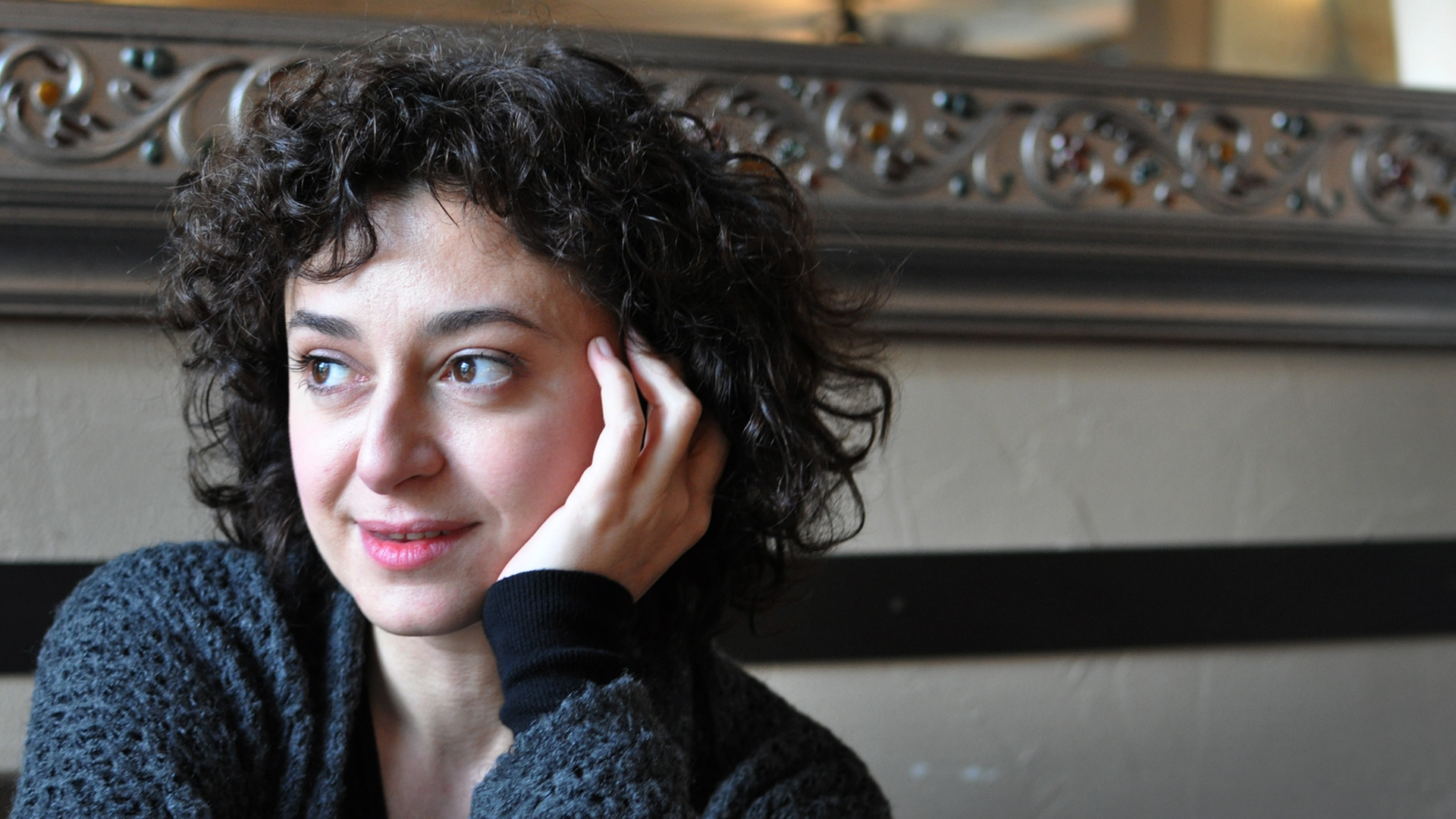 Die Journalistin und Autorin Ece Temelkuran in einem Cafe. Die Journalistin und Autorin Ece Temelkuran in einem Cafe.