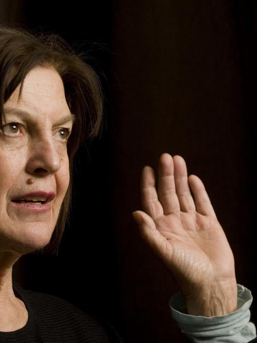 Die Schauspielerin Angela Winkler 2006 in einer Hörspielproduktion von Deutschlandradio Kultur