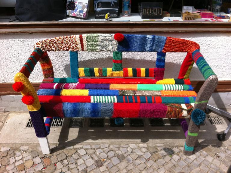 Ein Prachtexemplar der neuen Strickkunst. Ein Prachtexemplar der neuen Strickkunst.