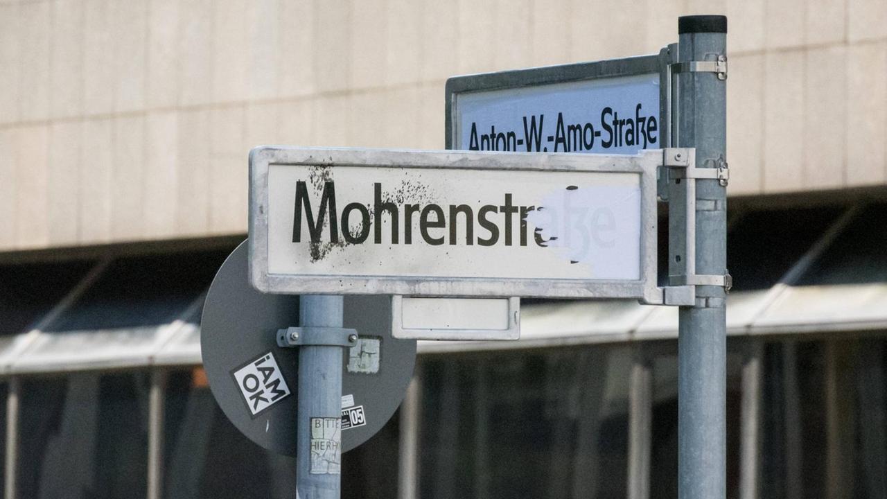 Das Straßenschild Mohrenstraße ist in Berlin durch Anton-W.-Amo-Straße überklebt worden. Das Straßenschild Mohrenstraße ist in Berlin durch Anton-W.-Amo-Straße überklebt worden.
