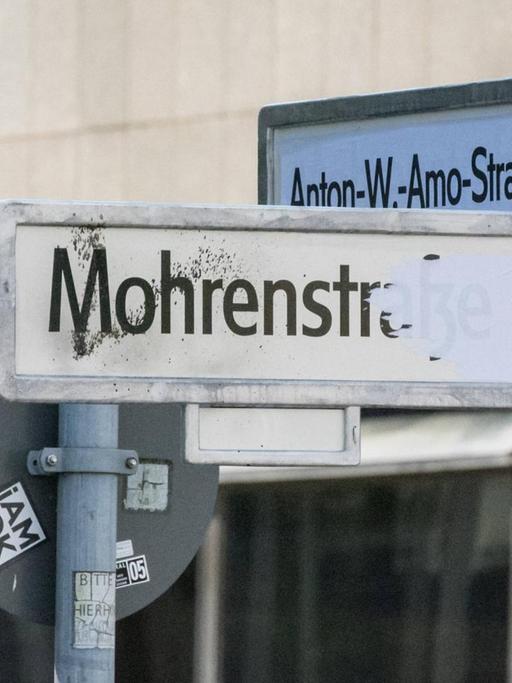 Das Straßenschild Mohrenstraße ist in Berlin durch Anton-W.-Amo-Straße überklebt worden.