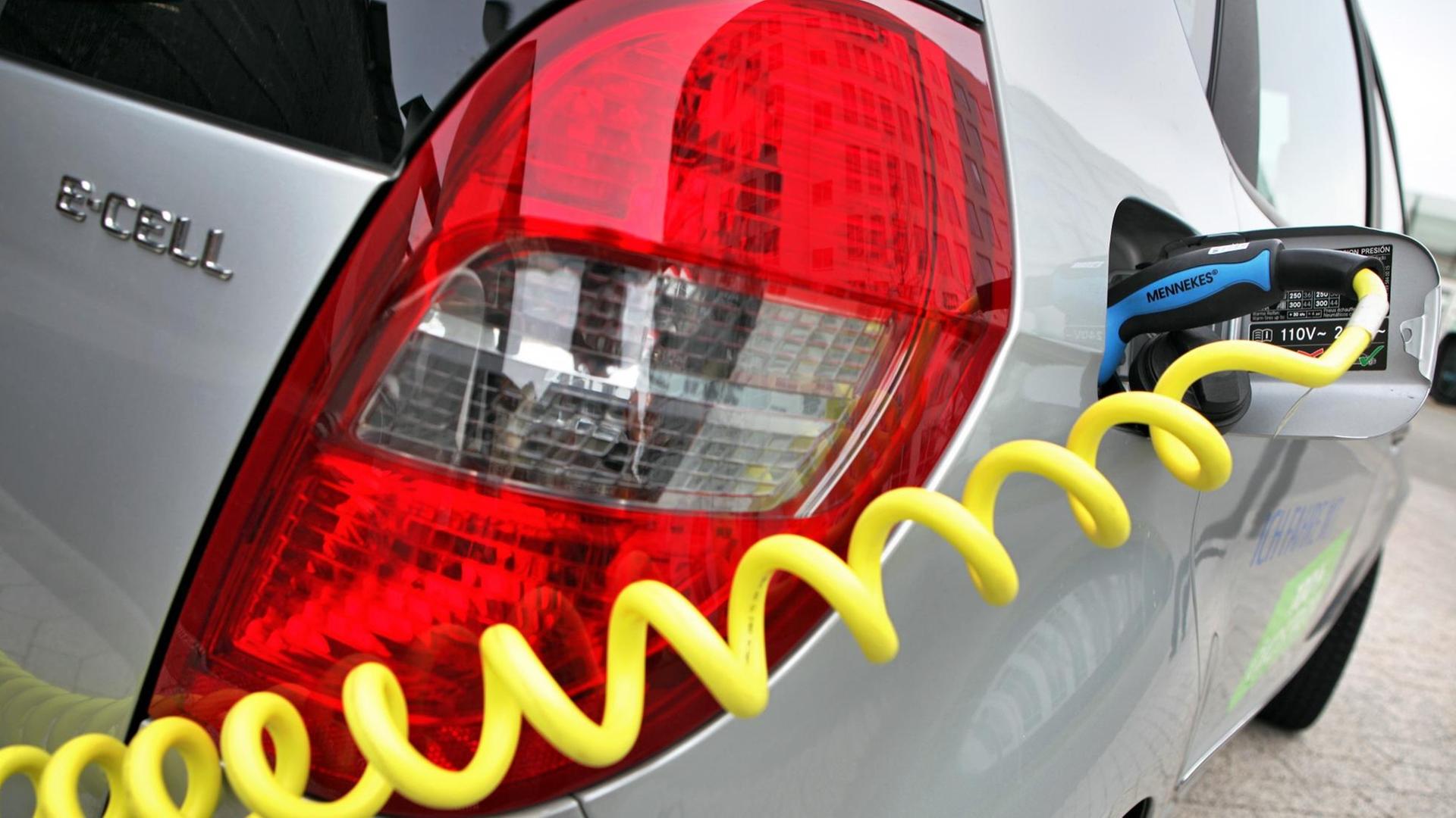 Ein Elektroauto von Mercedes wird vor der Niederlassung des Chemnitzer Energieversorgers EnviaM in Halle (Saale) am 05.03.2012 mit einem gelben Stromkabel an einer Ladesäule mit Ökostrom geladen. EnviaM hält derzeit mehrere Elektroautos und Elektrofahrräder im eigenen Fuhrpark. Gleichzeitig gibt es sieben Autostromladesäulen an den Standorten der enviaM-Gruppe. Ein Elektroauto von Mercedes wird vor der Niederlassung des Chemnitzer Energieversorgers EnviaM in Halle (Saale) am 05.03.2012 mit einem gelben Stromkabel an einer Ladesäule mit Ökostrom geladen. EnviaM hält derzeit mehrere Elektroautos und Elektrofahrräder im eigenen Fuhrpark. Gleichzeitig gibt es sieben Autostromladesäulen an den Standorten der enviaM-Gruppe.