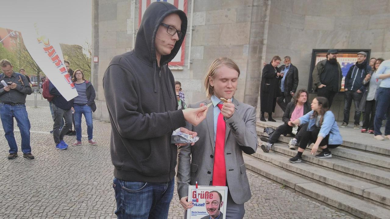Nico Semsrott mit einem der 31.000 Mitglieder von "Die Partei" vor der Volksbühne in Berlin. Nico Semsrott mit einem der 31.000 Mitglieder von "Die Partei" vor der Volksbühne in Berlin.
