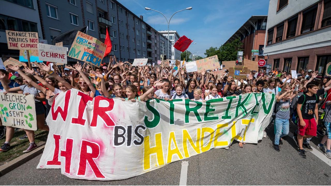 Baden-Württemberg, Freiburg: Teilnehmer halten während einer Fridays for Future Demonstration ein Banner mit der Aufschrift: «Wir streiken, bis ihr handelt». Baden-Württemberg, Freiburg: Teilnehmer halten während einer Fridays for Future Demonstration ein Banner mit der Aufschrift: «Wir streiken, bis ihr handelt».