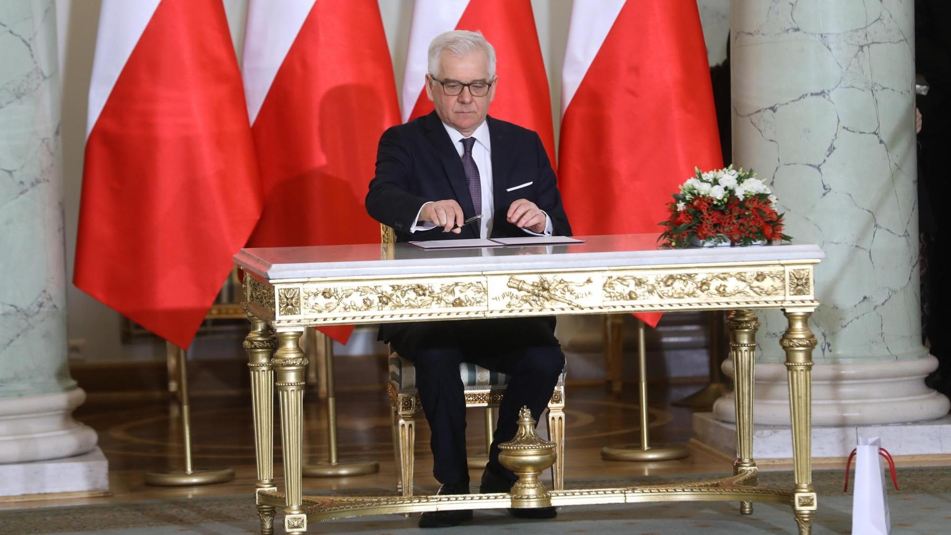 Jacek Czaputowicz - seit 9. Januar 2018 neuer Außenminister Polens - unterschreibt Dokumente