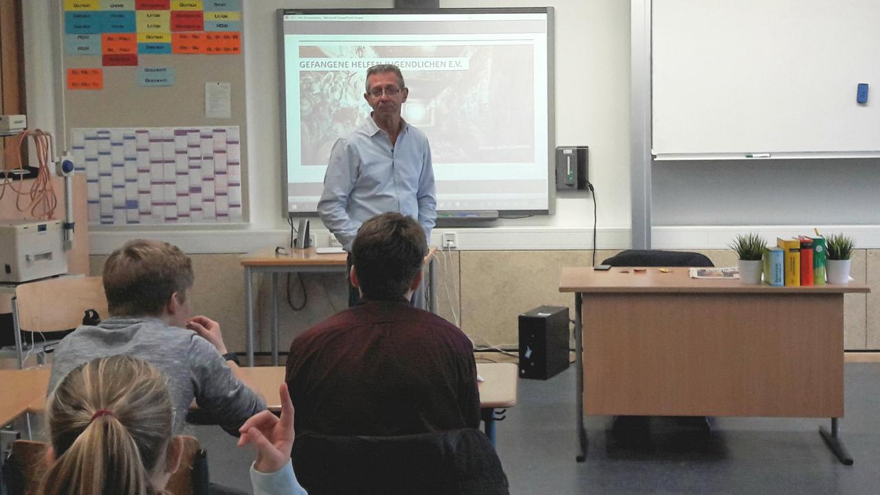 Volkert Ruhe von "Gefangene helfen Jugendlichen" spricht vor einer 9. Klasse. Volkert Ruhe von "Gefangene helfen Jugendlichen" spricht vor einer 9. Klasse.
