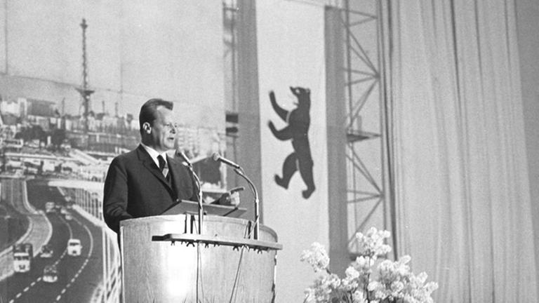 Der damalige Bürgermeister von Berlin und Vorsitzende der Berliner Sozialdemokraten, Willy Brandt, während seiner Rede auf Wahlkampfveranstaltung.