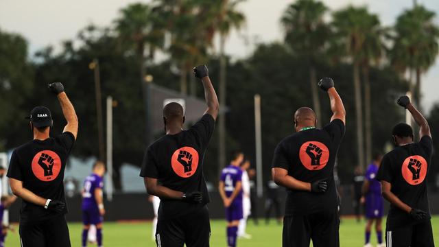 Als Zeichen der Solidarität mit der Black Lives Matter Bewegung, halten die Spieler der MLS-Teams Orlando City SC und Inter Miami CF, vor dem Spiel ihre Fäuste in die Luft.