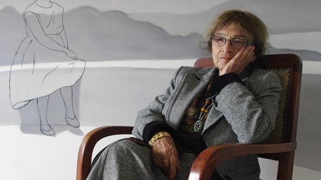 Ágnes Heller, Philosophin und Professorin, sitzt in ihrer Wohnung in Budapest vor einem Bild des zeitgenoessischen Malers Laszlo Feher.