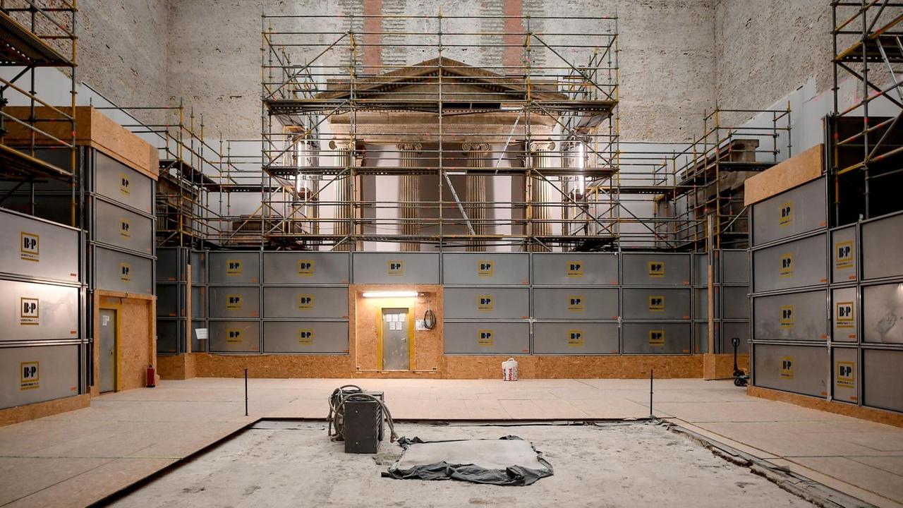 Blick in den eingerüsteten Hellenistischen Saal des Pergamonmuseums. Blick in den eingerüsteten Hellenistischen Saal des Pergamonmuseums.