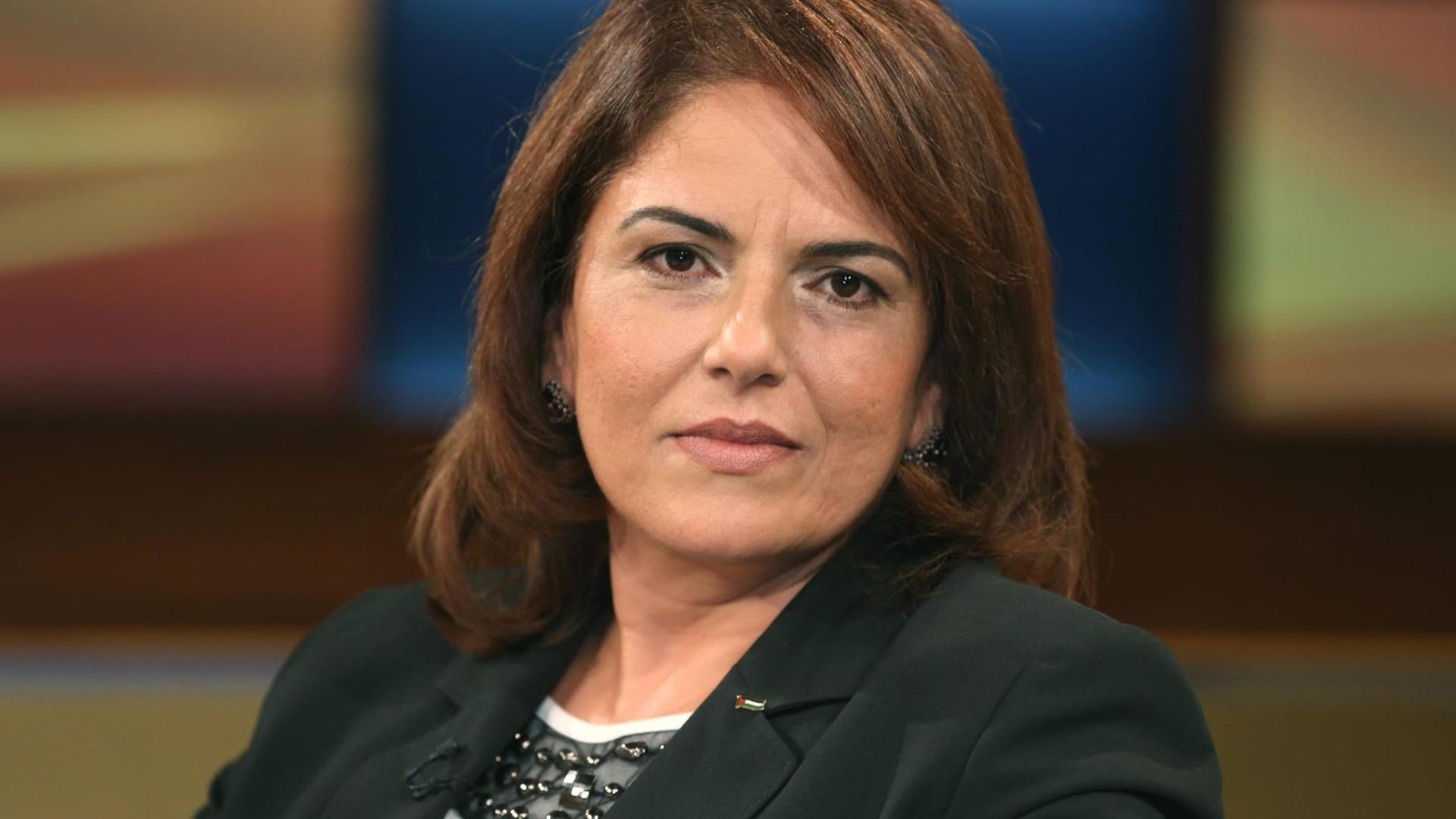 Dr. Khouloud Daibes (Leiterin der Palästinensischen Mission in Deutschland) in der ARD-Talkshow "ANNE WILL" am 30.07.2014 in Berlin Thema der Sendung: Blutiger Nahost-Konflikt - Wer wird für die Eskalation verantwortlich gemacht? Dr. Khouloud Daibes (Leiterin der Palästinensischen Mission in Deutschland) in der ARD-Talkshow "ANNE WILL" am 30.07.2014 in Berlin Thema der Sendung: Blutiger Nahost-Konflikt - Wer wird für die Eskalation verantwortlich gemacht?