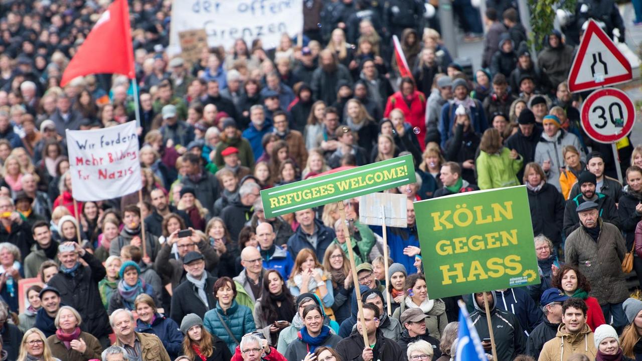 Tausende gehen gegen Rassismus auf die Kölner Straßen Tausende gehen gegen Rassismus auf die Kölner Straßen