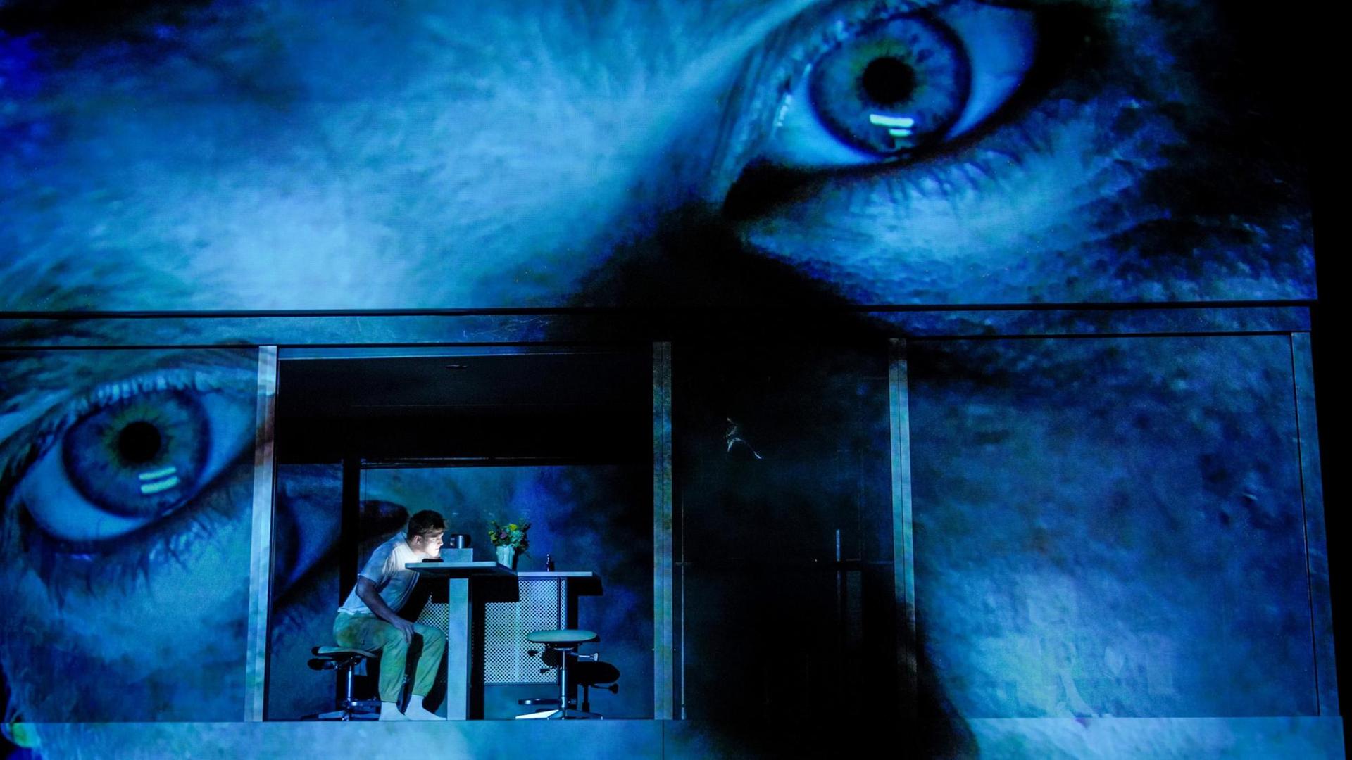 Szene aus: "Woyzeck Interrupted" von Mahin Sadri und Amir Reza Koohestani nach Georg Büchner, Regie: Amir Reza Koohestani. Deutsches Theater Berlin, 2020. Szene aus: "Woyzeck Interrupted" von Mahin Sadri und Amir Reza Koohestani nach Georg Büchner, Regie: Amir Reza Koohestani. Deutsches Theater Berlin, 2020.