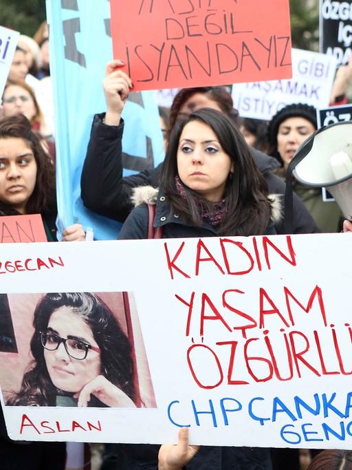 Junge Frauen halten in Ankara Protest-Schilder mit Slogans und einem Foto der ermordeten Frau.