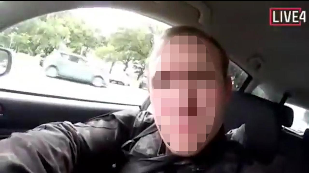 Dieses Bild aus dem Video des mutmaßlichen Hauptattentäters von Christchurch zeigt ihn während der Fahrt in einem Auto. Dieses Bild aus dem Video des mutmaßlichen Hauptattentäters von Christchurch zeigt ihn während der Fahrt in einem Auto.