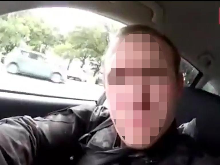 Dieses Bild aus dem Video des mutmaßlichen Hauptattentäters von Christchurch zeigt ihn während der Fahrt in einem Auto.