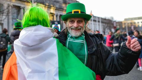 Ein Paar tanzt zum St. Patrick's Day 2017 in Dublin. Der Nationalfeiertag der Iren wird mittlerweile aber weltweit gefeiert.