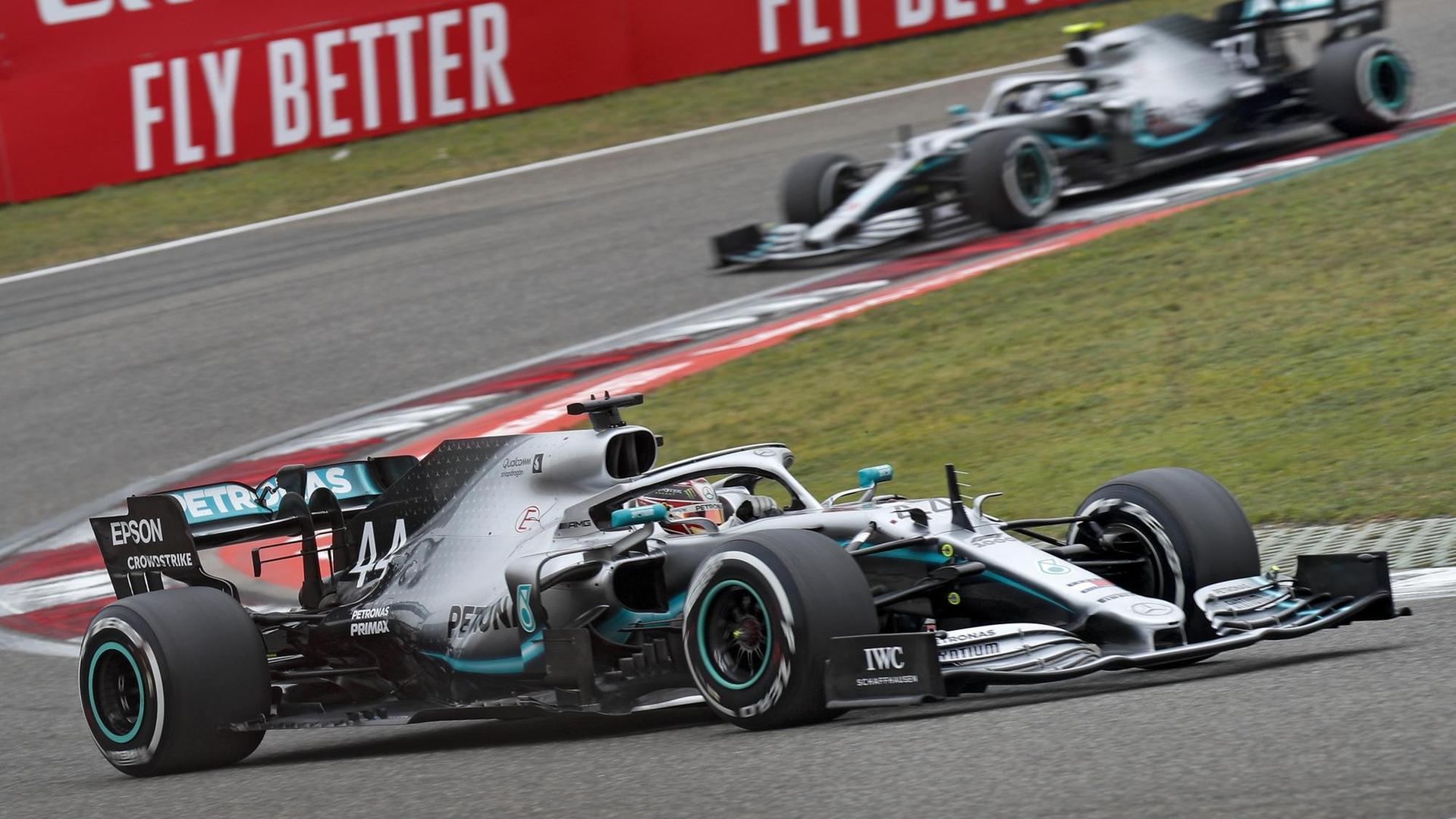 Mercedes-Pilot Lewis Hamilton aus Großbritannien steuert sein Auto vor seinem Teamkollegen Valtteri Bottas aus Finnland.