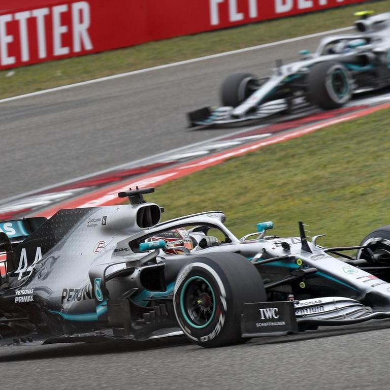 Mercedes-Pilot Lewis Hamilton aus Großbritannien steuert sein Auto vor seinem Teamkollegen Valtteri Bottas aus Finnland. 