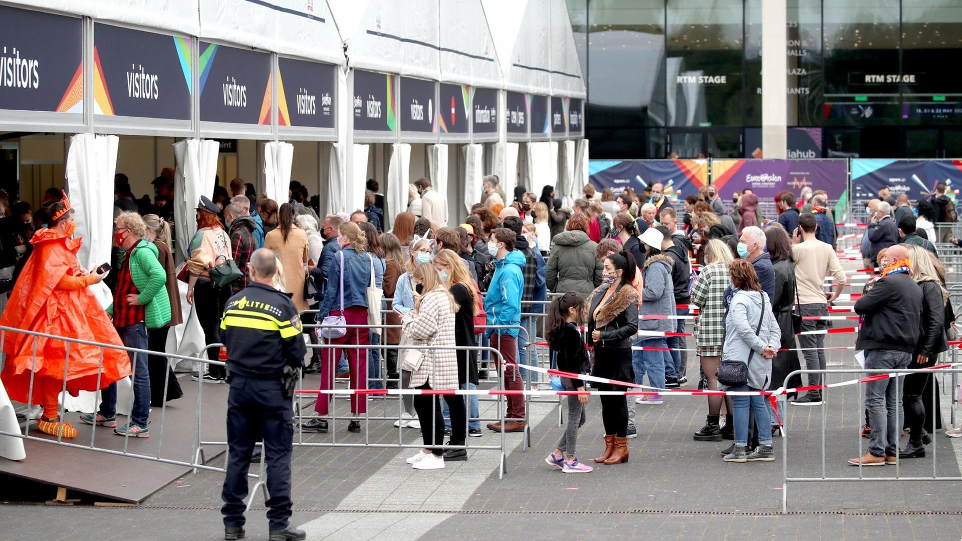 Menschen stehen Schlange am Eingang zu einem Musik-Festival in den Niederlanden.