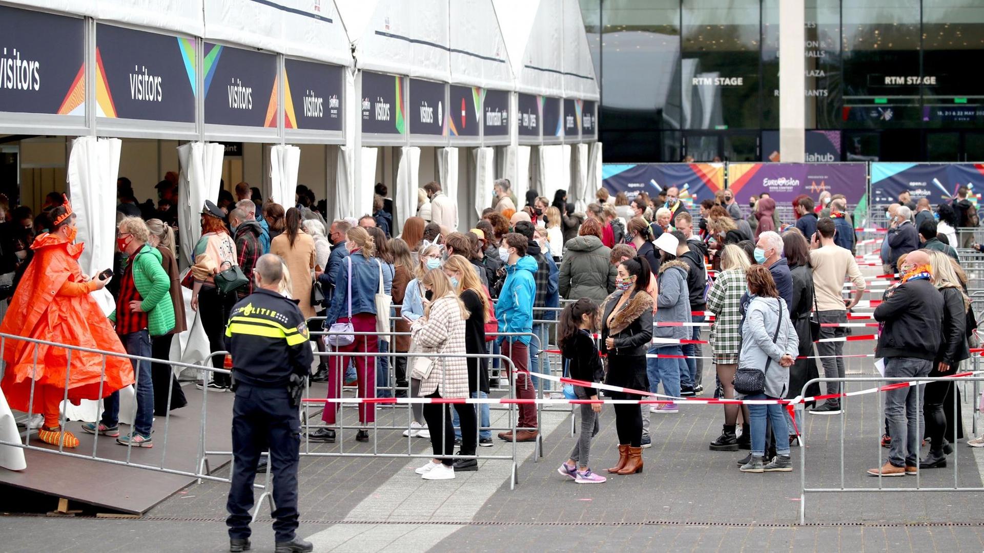 Menschen stehen Schlange am Eingang zu einem Musik-Festival in den Niederlanden. Menschen stehen Schlange am Eingang zu einem Musik-Festival in den Niederlanden.