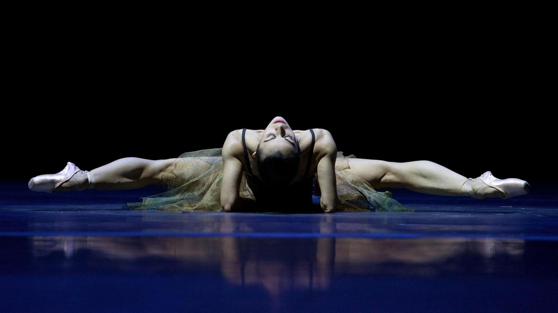 Die Tänzerin Marlúcia do Amaral in einer Choreographie von Martin Schläpfer. Die Tänzerin Marlúcia do Amaral in einer Choreographie von Martin Schläpfer.