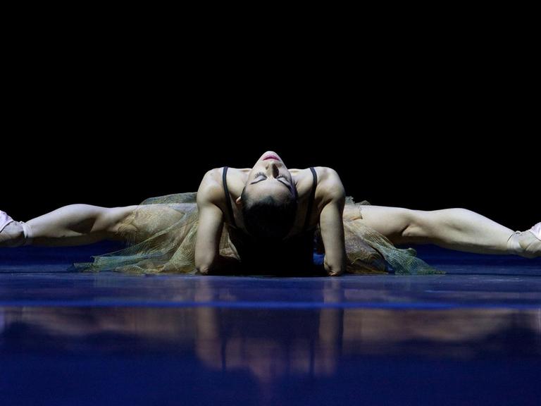 Die Tänzerin Marlúcia do Amaral in einer Choreographie von Martin Schläpfer.
