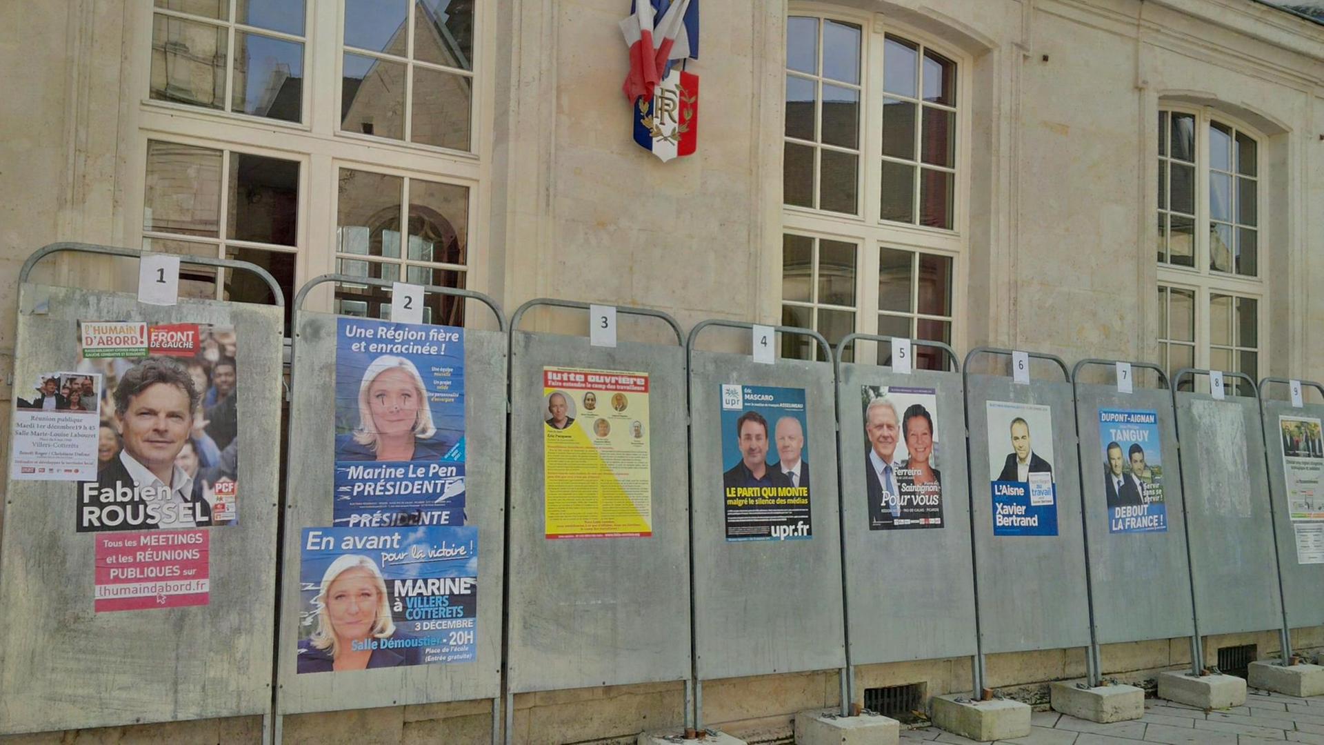 Wahlplakate in Villers-Cotterêts in Nordfrankreich