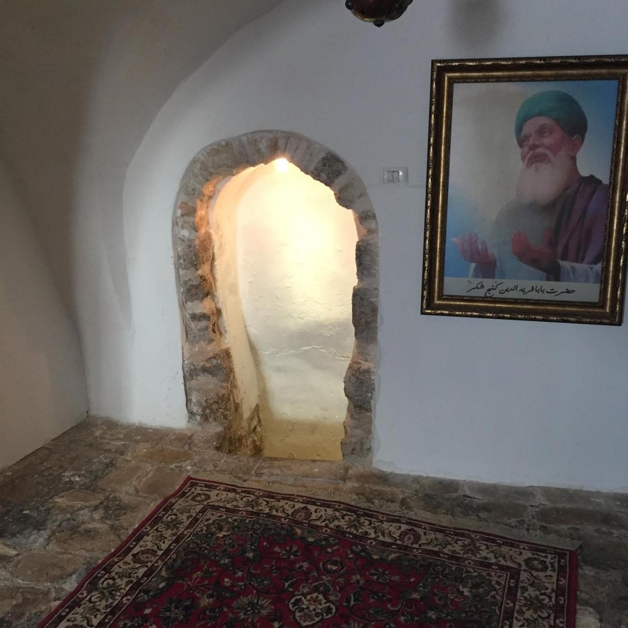 Eingang zum Keller, in dem Baba Farid meditiert haben soll Eingang zum Keller, in dem Baba Farid meditiert haben soll