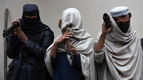 Taliban-Kämpfer geben im Januar 2016 ihre Waffen ab in Jalalabad, Afghanistan.