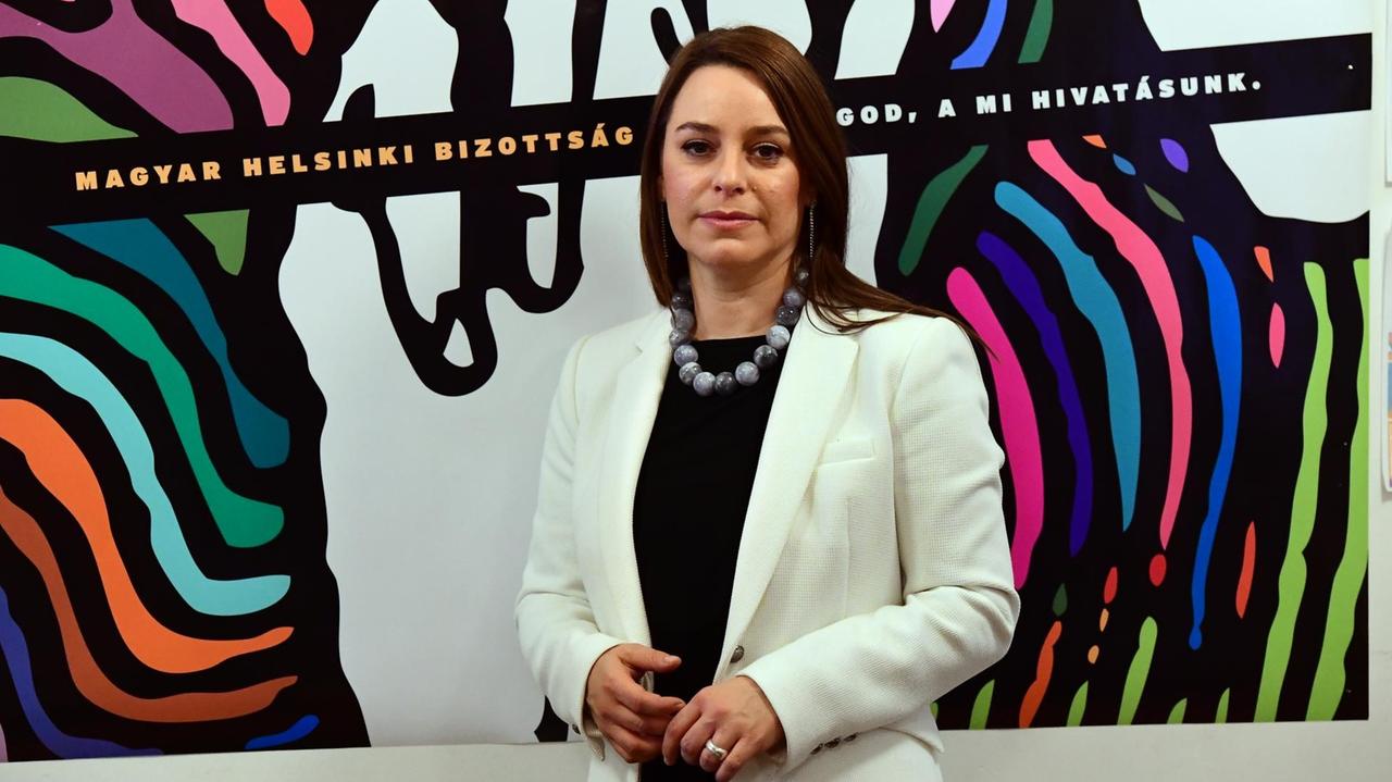 Márta Párdavi, Co-Vorsitzende des Budapester Helsinki-Komitees, steht in Budapest vor einem Bild mit dem Schriftzug ihrer Organisation. Márta Párdavi, Co-Vorsitzende des Budapester Helsinki-Komitees, steht in Budapest vor einem Bild mit dem Schriftzug ihrer Organisation.