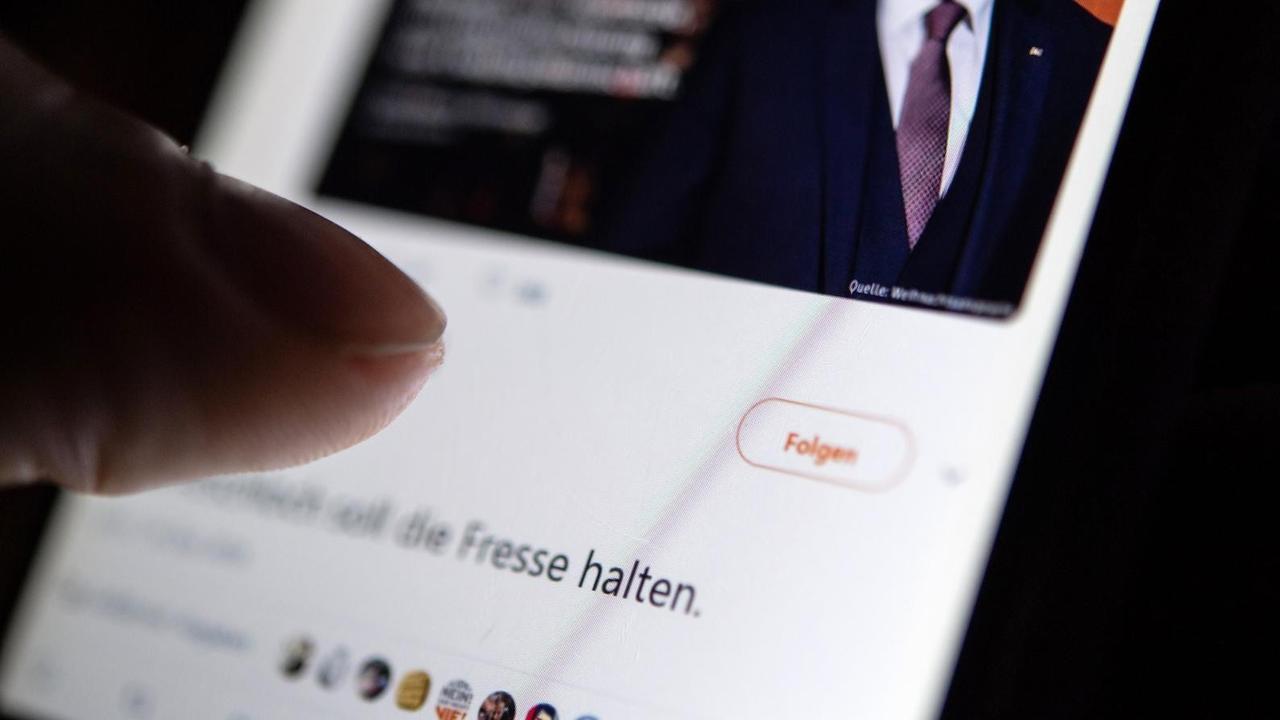 Auf dem Bildschirm eines Smartpones sieht man eine Antwort eines Users auf einen Post auf Twitter. Auf dem Bildschirm eines Smartpones sieht man eine Antwort eines Users auf einen Post auf Twitter.