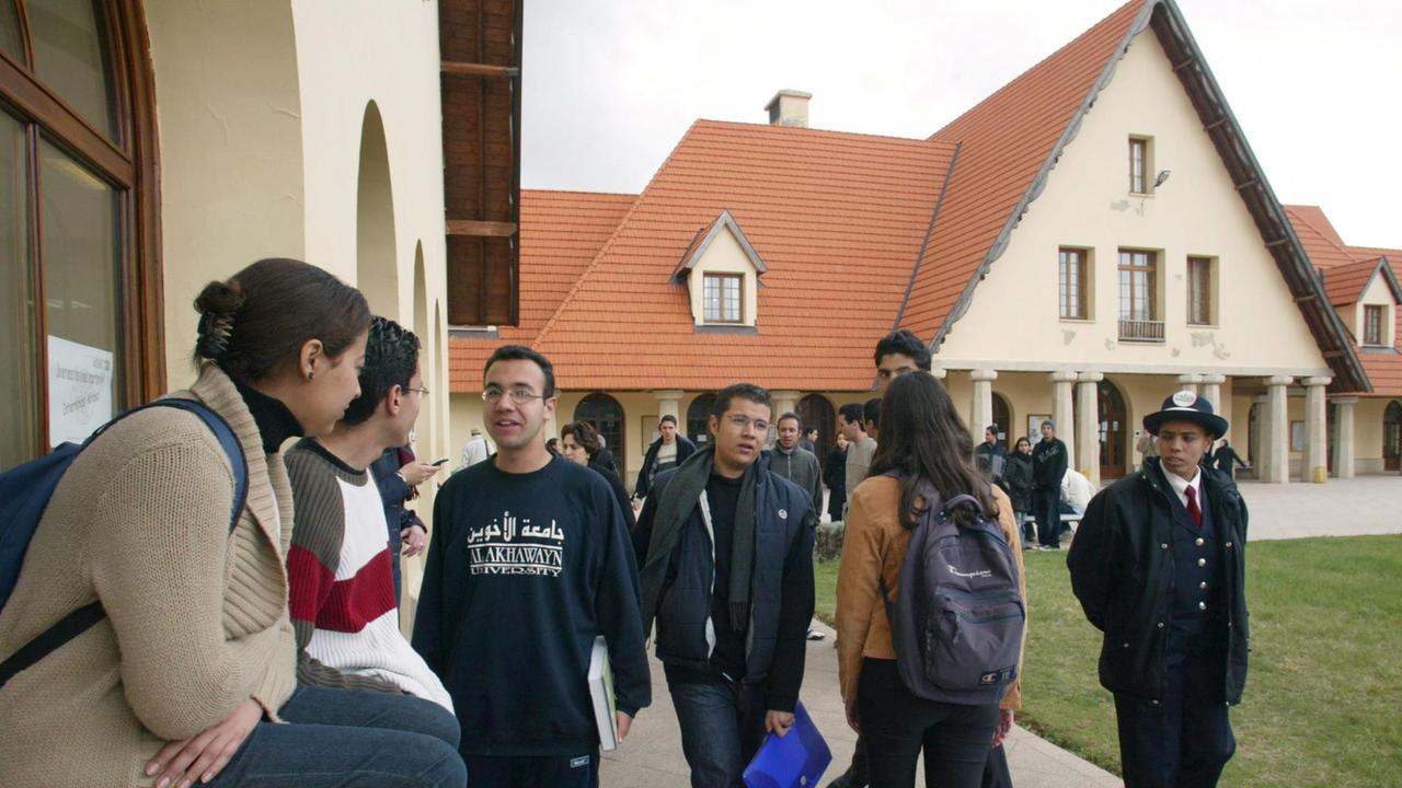 Studierende im Gespräch auf dem Campus der Al Akhawayn Universität in Ifrane, Marokko. Studierende im Gespräch auf dem Campus der Al Akhawayn Universität in Ifrane, Marokko.