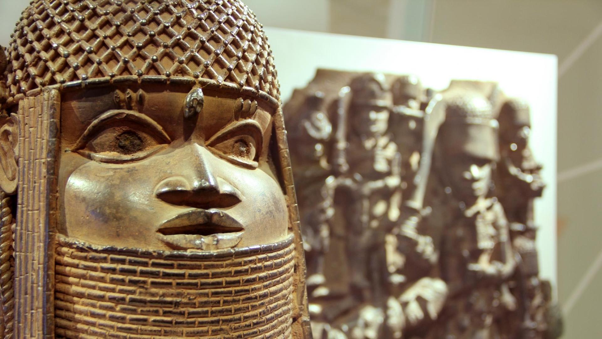 Ausstellungsansicht Benin-Bronzen im Museum für Kunst und Gewerbe Hamburg Ausstellungsansicht Benin-Bronzen im Museum für Kunst und Gewerbe Hamburg