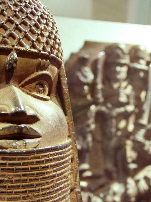Ausstellungsansicht Benin-Bronzen im Museum für Kunst und Gewerbe Hamburg