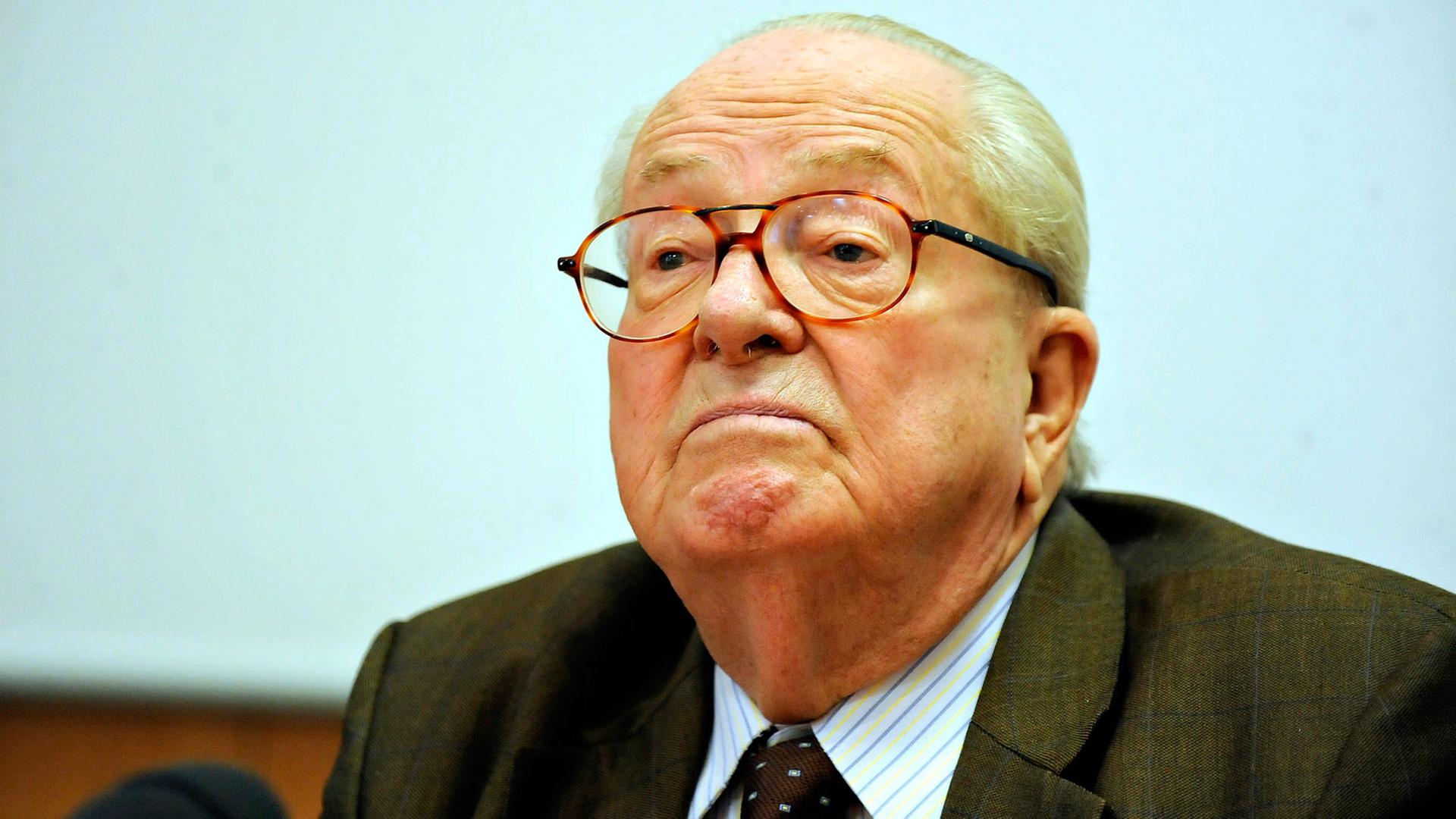 Jean-Marie le Pen, der langjährige Vorsitzende des rechtsextremen Front National, aufgenommen am 6.12.2014 in Orléans. Jean-Marie le Pen, der langjährige Vorsitzende des rechtsextremen Front National, aufgenommen am 6.12.2014 in Orléans.