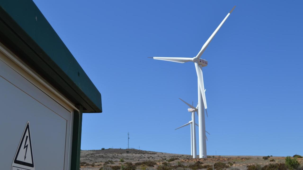 Windräder stehen auf der Darling Windfarm in Darling in der südafrikanischen Provinz Westcap, etwa 60 km von Kapstadt entfernt. Windräder stehen auf der Darling Windfarm in Darling in der südafrikanischen Provinz Westcap, etwa 60 km von Kapstadt entfernt.