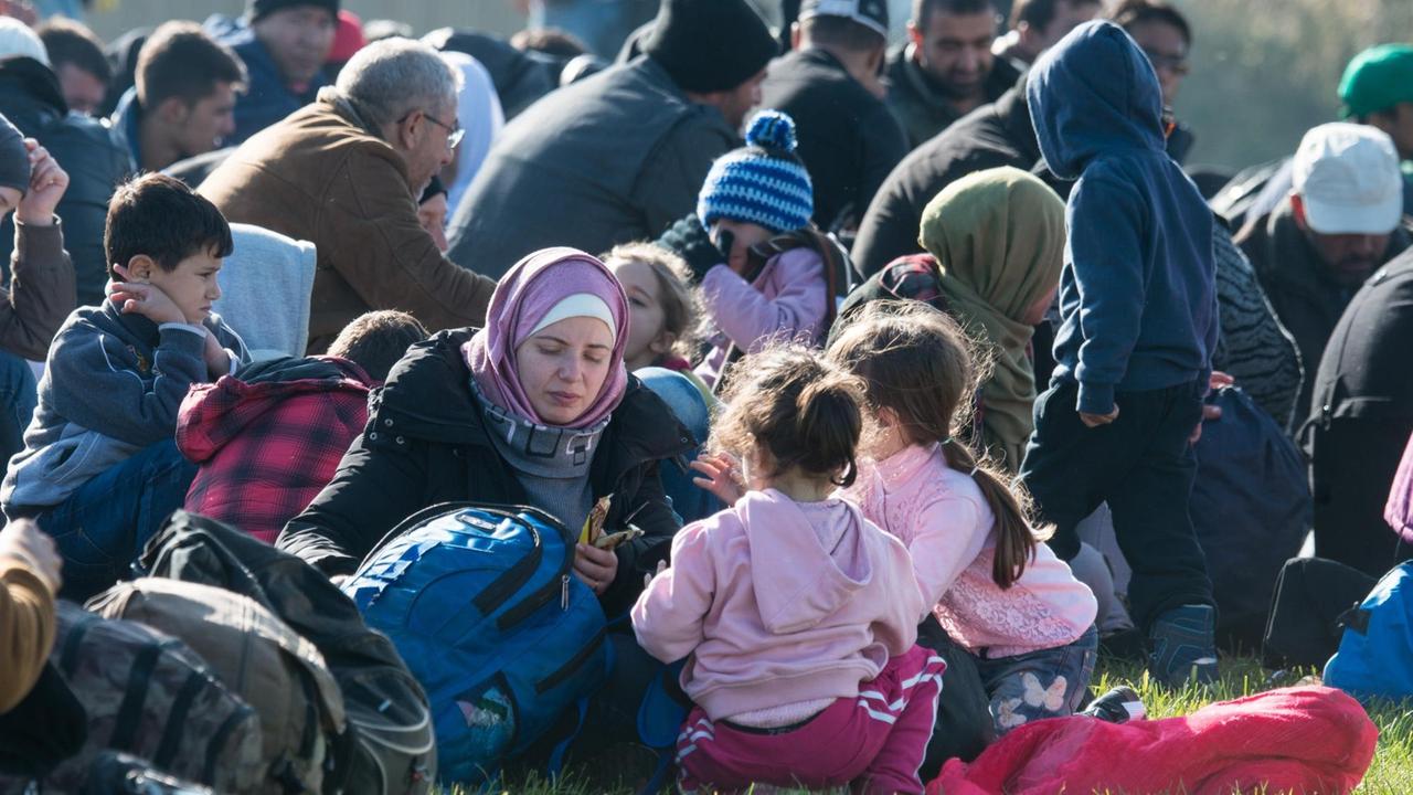 Zahlreiche Flüchtlinge warten in Wegscheid (Bayern) vor einer Notunterkunft. 