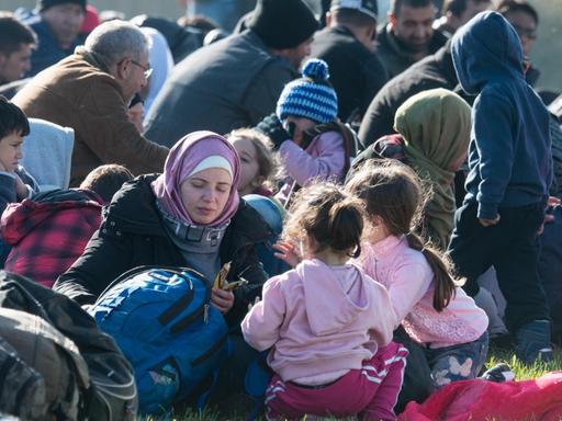 Zahlreiche Flüchtlinge warten in Wegscheid (Bayern) vor einer Notunterkunft.