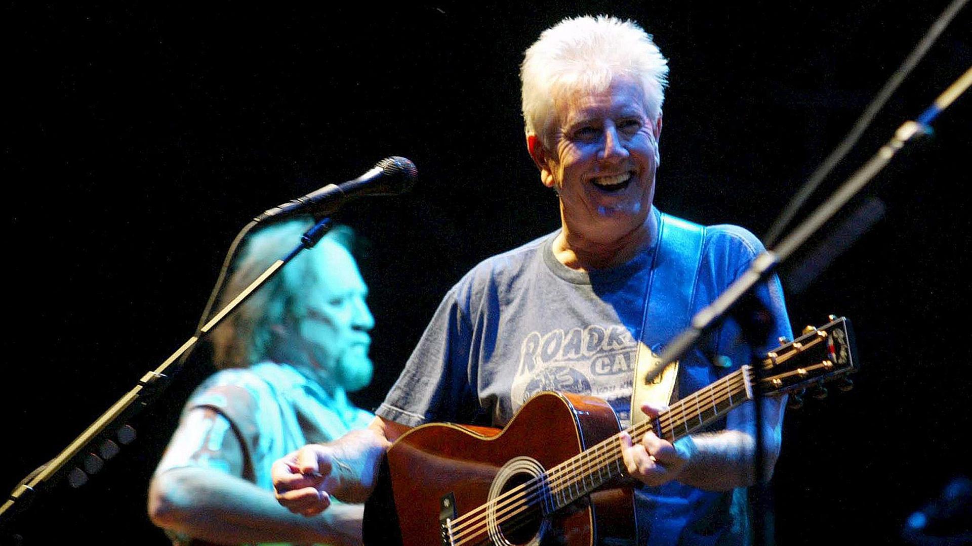 Der englische Rockmusiker Graham Nash während einer Performance mit seiner Gruppe Crosby, Stills and Nash Der englische Rockmusiker Graham Nash während einer Performance mit seiner Gruppe Crosby, Stills and Nash