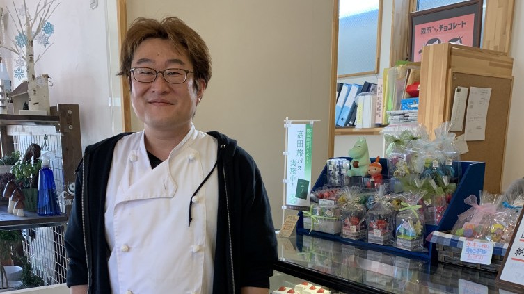 Der Patissier Juichiro in seinem Geschäft Der Patissier Juichiro in seinem Geschäft