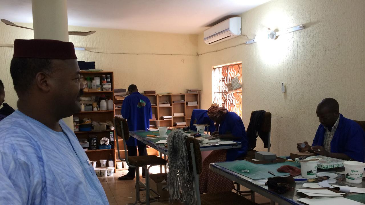 Archivar Abdelkader Haidara in der Restaurations-Werkstatt in Bamako, das den Deutschen Afrikapreis bekommen hat, wegen Rettung der Manuskripte 2014