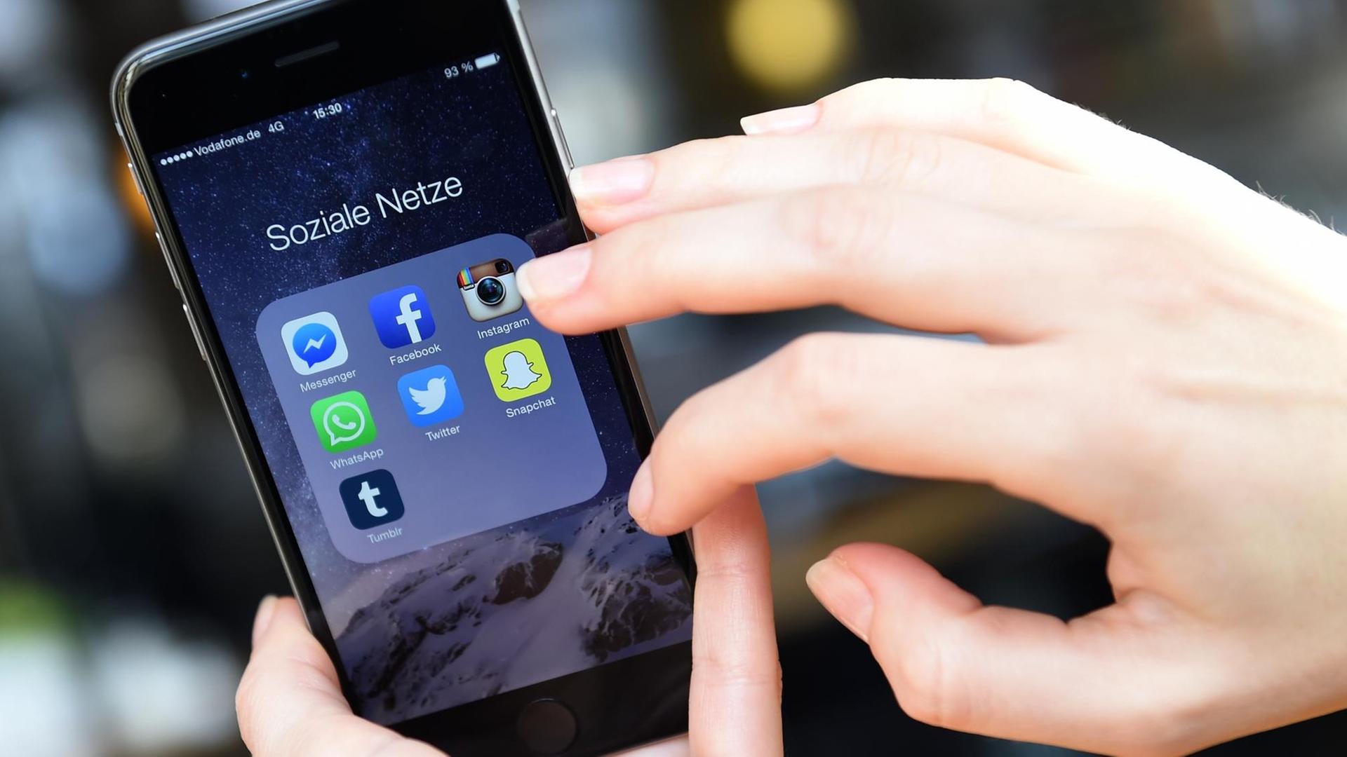 Auf Smartphone sind Apps "facebook", "whats app", "instagram", "Twitter", "Tumblr", "Snapchat" und "Messenger" zu sehen. Auf Smartphone sind Apps "facebook", "whats app", "instagram", "Twitter", "Tumblr", "Snapchat" und "Messenger" zu sehen.