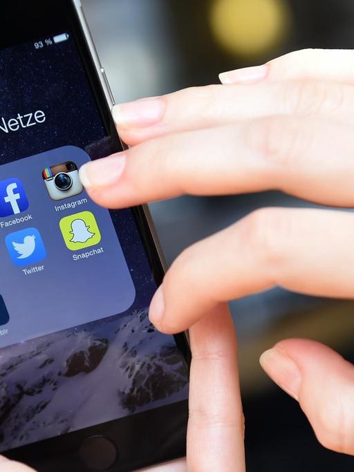 Auf Smartphone sind Apps "facebook", "whats app", "instagram", "Twitter", "Tumblr", "Snapchat" und "Messenger" zu sehen.