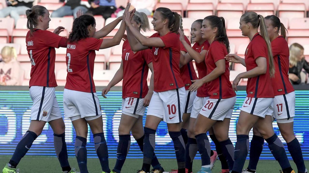 Norwegische Fußballerinnen feiern ein Tor in der WM-Qualifikation gegen Nordirland. Norwegische Fußballerinnen feiern ein Tor in der WM-Qualifikation gegen Nordirland.