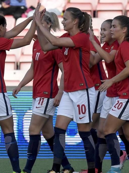 Norwegische Fußballerinnen feiern ein Tor in der WM-Qualifikation gegen Nordirland.
