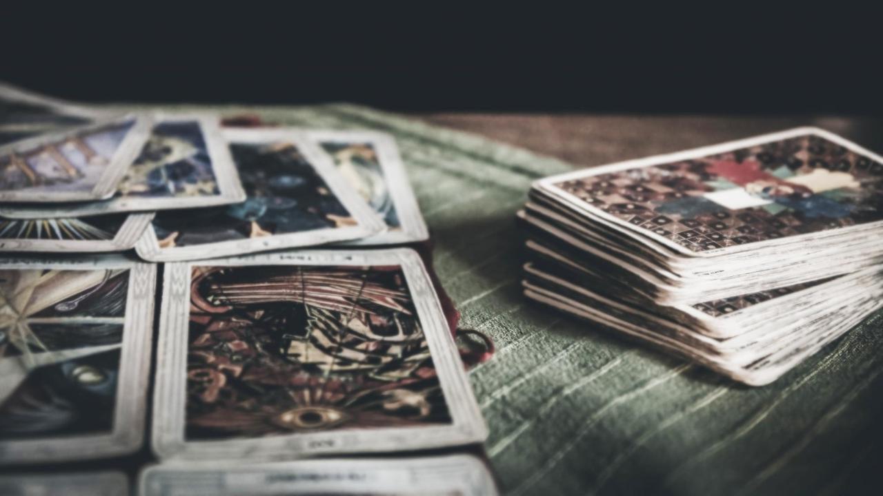 Tarot-Karten, die auf dem Tisch liegen. Tarot-Karten, die auf dem Tisch liegen.