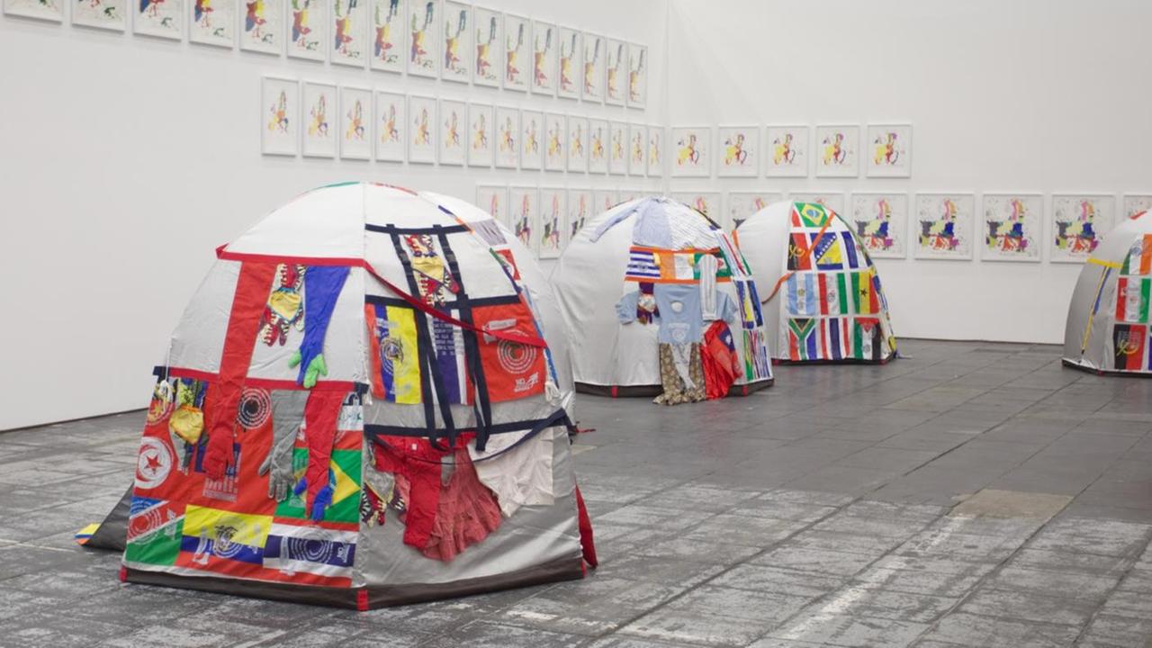 "Antarctic Village" ohne Grenzen als Teil der Ausstellung "Diversity United" im Tempelhofer Flughafen in Berlin. "Antarctic Village" ohne Grenzen als Teil der Ausstellung "Diversity United" im Tempelhofer Flughafen in Berlin.